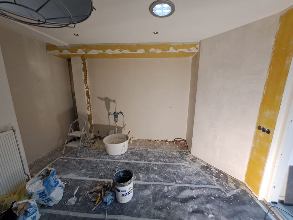 Het stucen en schilderen van muren stad.Losser