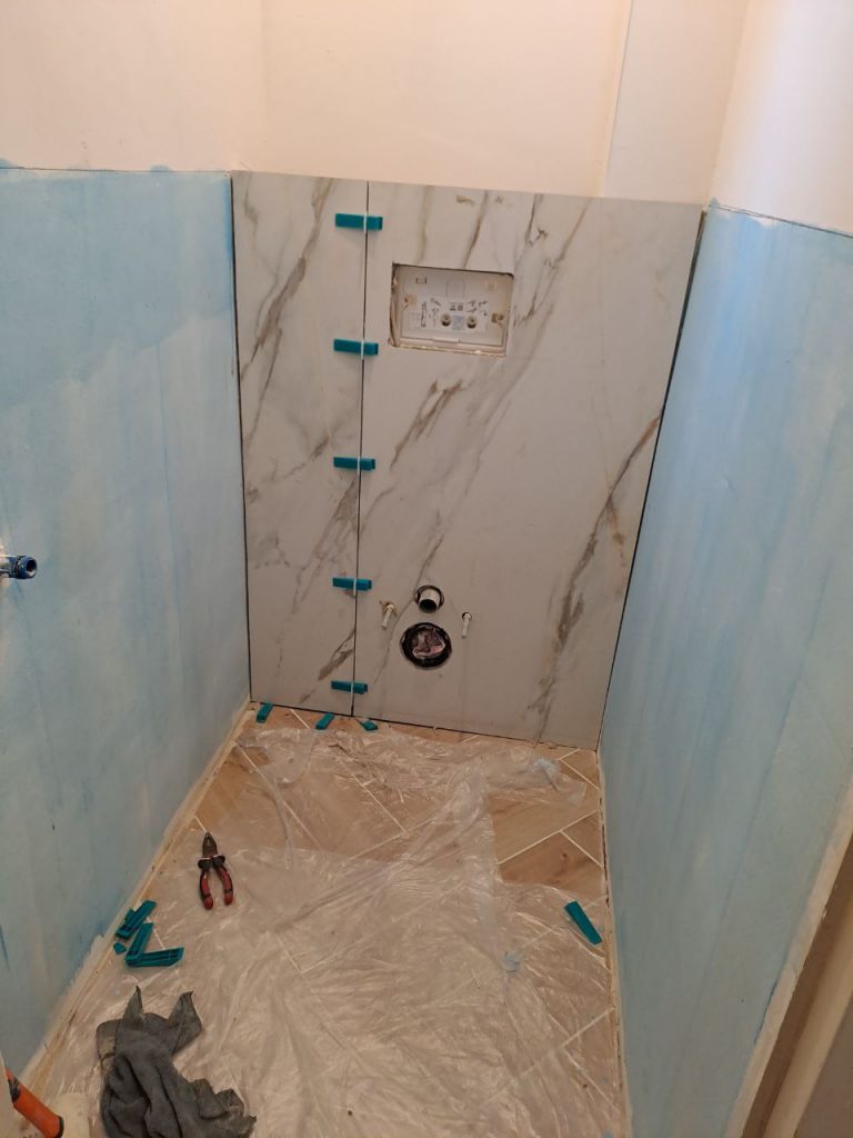 Keramische tegels op de muren leggen stad.Denekamp