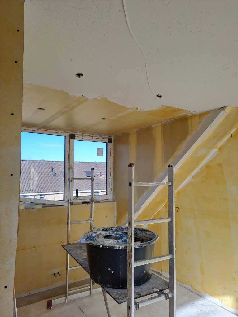 Stucwerk aan de 3e verdieping in de stad Enschede